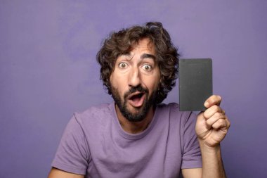 Genç, sakallı, cüzdanı olan bir adam.