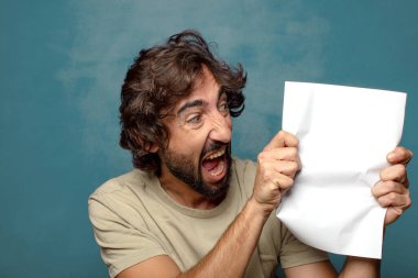 Genç, sakallı, elinde kağıt olan bir adam.