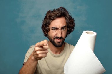 Genç, sakallı, kağıt havlu sarılı bir adam.