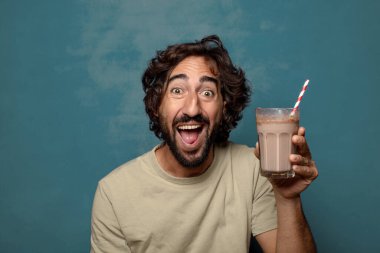 Çikolatalı milkshake 'li genç, sakallı adam.