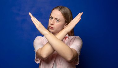 Bu tavrından rahatsız ve bıkkın görünüyorsun, yeter artık! Eller önde çapraz, durmanı söylüyor.