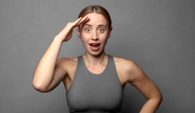 Mutlu, şaşkın ve şaşırmış görünüyor, gülümsüyor ve inanılmaz ve inanılmaz iyi haberleri fark ediyor. fitness konsepti