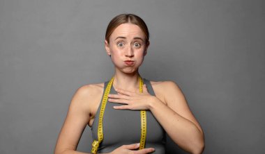 Aptal, çılgın, şaşırmış bir ifadeyle, yanakları şişmiş, doldurulmuş, şişman ve yemekle dolu. fitness konsepti