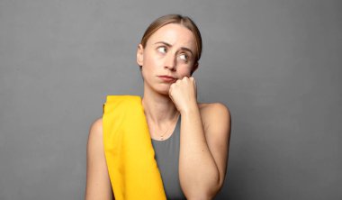 Üzgün ve stresli hissediyorum, kötü bir sürpriz yüzünden üzgün, olumsuz, endişeli bir bakışla. fitness konsepti