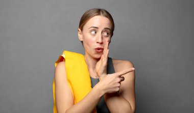 Şok olmuş bir yüz ifadesi ve bir tarafı işaret etmek beni şaşırttı. fitness konsepti