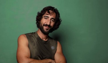 Genç, sakallı bir adam. fitness konsepti