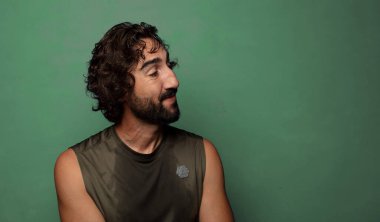 Genç, sakallı bir adam. fitness konsepti