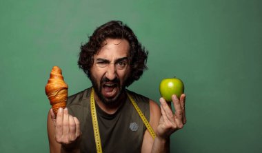 Genç, sakallı bir adam. fitness ve diyet konsepti