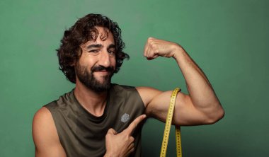 Genç, sakallı bir adam. fitness ve diyet konsepti