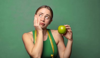 Genç, sarışın bir kadın. fitness konsepti