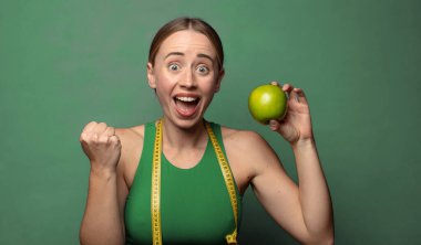 Genç, sarışın bir kadın. fitness konsepti