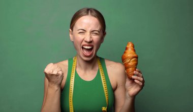 Genç, sarışın bir kadın. fitness konsepti