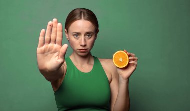 Genç, sarışın bir kadın. fitness konsepti