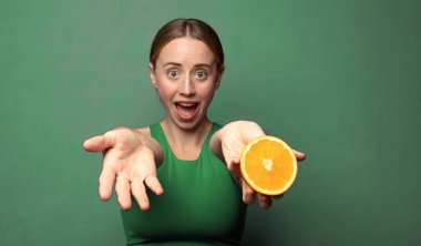 Genç, sarışın bir kadın. fitness konsepti