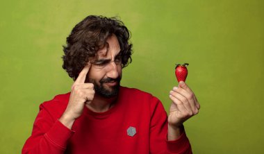 Çilekli genç, sakallı adam.