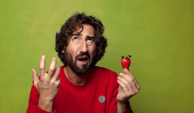 Çilekli genç, sakallı adam.