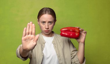 Kırmızı biberli genç sarışın kadın.