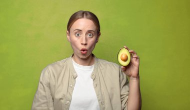 Avokadosu olan sarışın genç bir kadın.