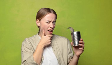 Genç, sarışın, çelik tenekeli bir kadın.