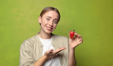 Çilekli genç sarışın kadın.