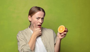 Genç, sarışın, turuncu bir kadın.