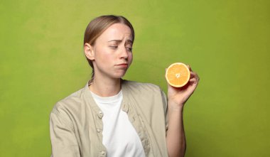 Genç, sarışın, turuncu bir kadın.