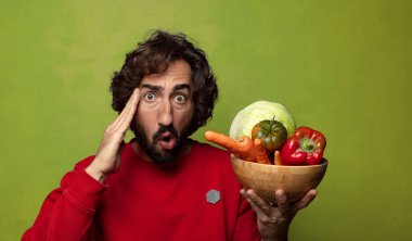 Sebzeli sakallı genç adam.