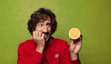 Portakallı genç, sakallı adam.