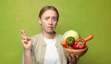 Sebzeli genç sarışın kadın. Hamamböceği kavramı kruvasan kavramı