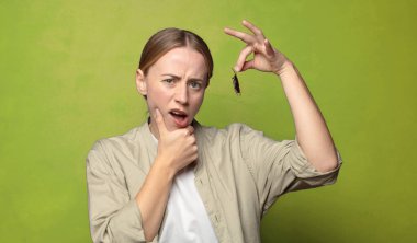 Genç, sarışın bir kadın. hamamböceği konsepti