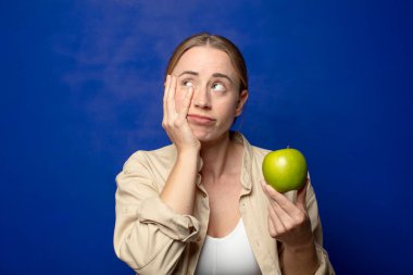 Elmalı genç sarışın kadın.