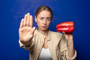 Kırmızı biberli genç sarışın kadın.