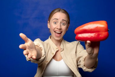 Kırmızı biberli genç sarışın kadın.