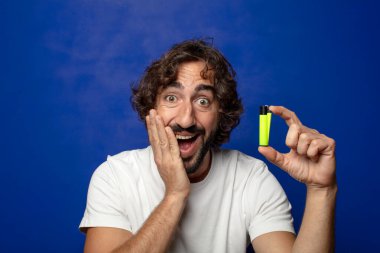 Genç, sakallı ve çakmaklı bir adam.