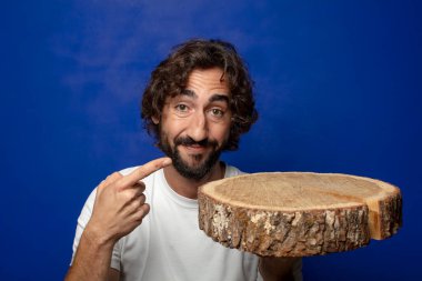 Genç, sakallı, ahşap kopya alanı olan bir adam.