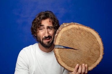 Genç, sakallı, ahşap kopya alanı olan bir adam.