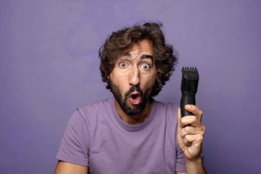 Jileti olan sakallı genç bir adam.