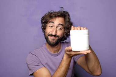 Genç, sakallı, manuct şişesi.