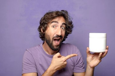 Genç, sakallı, manuct şişesi.