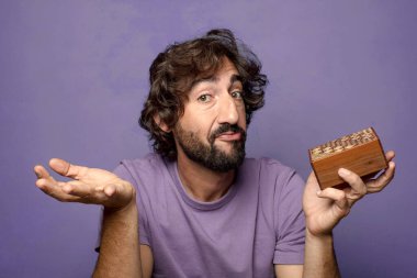 Genç, sakallı, gizemli kutulu bir adam.