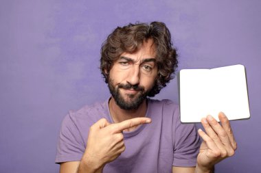 Genç, sakallı, cüzdanı olan bir adam.