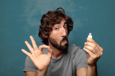 Harika bir hafızası olan genç, sakallı bir adam.