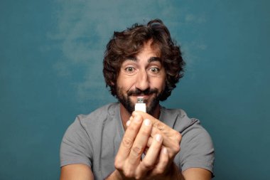 Harika bir hafızası olan genç, sakallı bir adam.