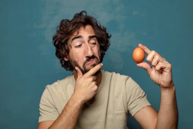 Genç yetişkin sakallı adam yumurtası konsepti