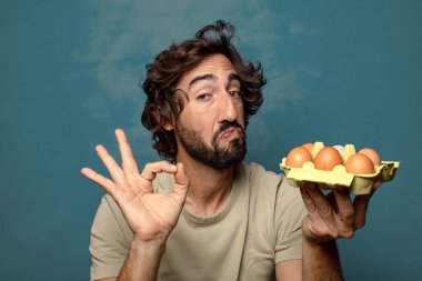 Genç yetişkin sakallı adam yumurtası konsepti