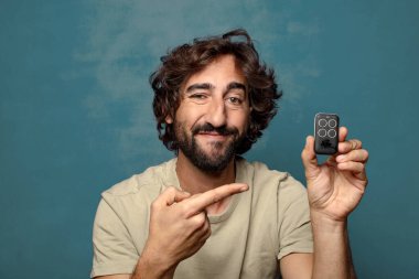 Garaj kumandalı sakallı genç bir adam.