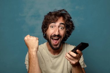 Uzaktan kumandalı sakallı genç bir adam.