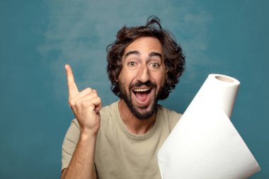 Genç, sakallı, kağıt havlu sarılı bir adam.