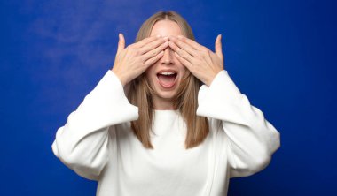 Gülümsüyor ve mutlu hissediyorum, iki elimle gözlerimi kapatıyorum ve inanılmaz bir sürpriz bekliyorum.