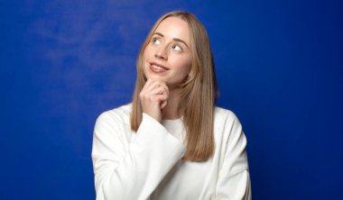 Gülümseyerek mutlu ve hayal kurarak ya da şüphe duyarak, yan tarafa bakarak